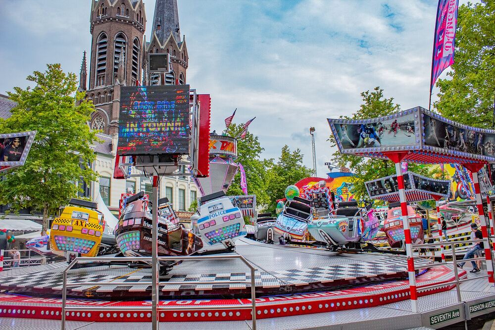 De Breakdance op de Heuvel tijdens de Tilburgse Kermis, met de Heuvelse kerk erachter