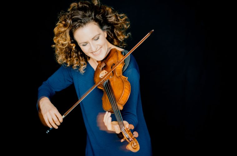 Violiste Liza Ferschtman treedt op met de Amsterdam Sinfonietta in 'Intieme Brieven' in Schouwburg & Concertzaal Tilburg