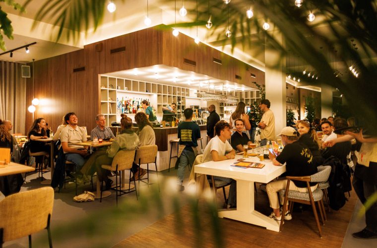 Pubquiz bij café Benee in Tilburg: teams nemen het tegen elkaar op in een kennisquiz