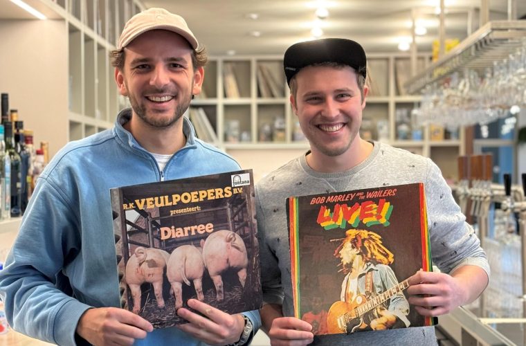 Muziekquiz bij café Benee in Tilburg: deelnemers in teams testen hun muziekkennis tegen elkaar onder leiding van quizmasters Ruben en Thomas.