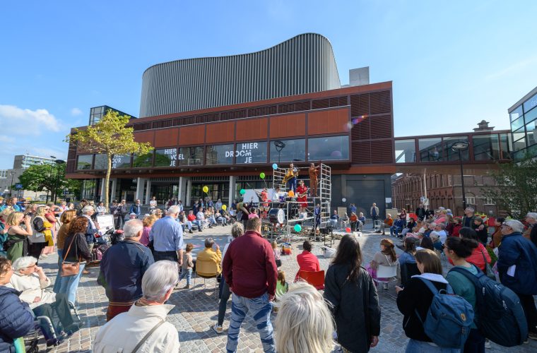 Bezoeker bekijkt fotoexpositie in Schouwburg & Concertzaal Tilburg tijdens Open Dag 2026